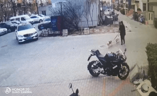 자연스럽게 오토바이 넘어뜨린 여성